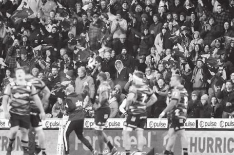 20,000 Fans Gather for Game in New Zealand Without Masks