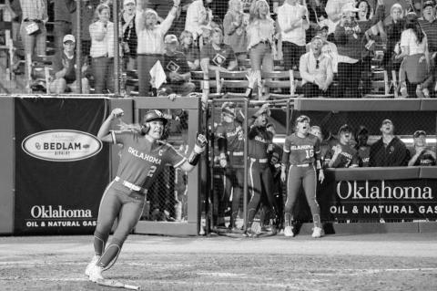 No. 1/1 Softball Outlasts No. 7/9 Florida, 6-5, in Nine Innings