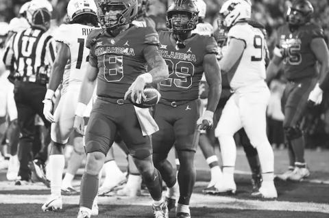 Oklahoma’s Gabriel, Stoops Dazzle in Rout of West Virginia