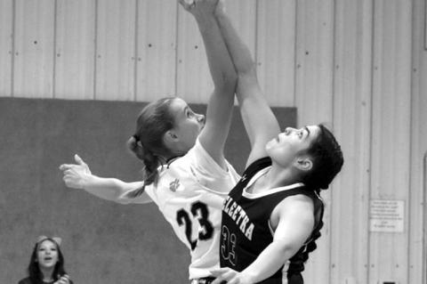 Maud Boys Win Over Weleetka; Girls Come up Short Friday Night