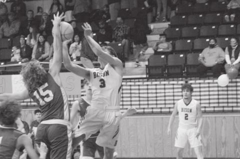 Bowlegs Invite Prue Rockets for Homecoming