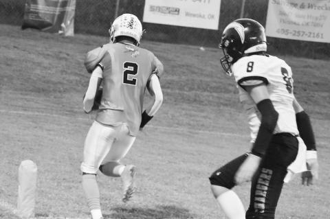 Staff Photo by Andy Wilson Sasakwa Viking Darius Henderson runs in for the touchdown Friday night