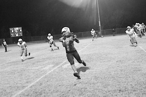 Sasakwa Viking wide receiver Titan Collins catches the pass for a touchdown. Staff Photo by Bill Anderson