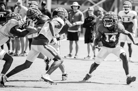 Oklahoma Offense Battling with Sooners Defense