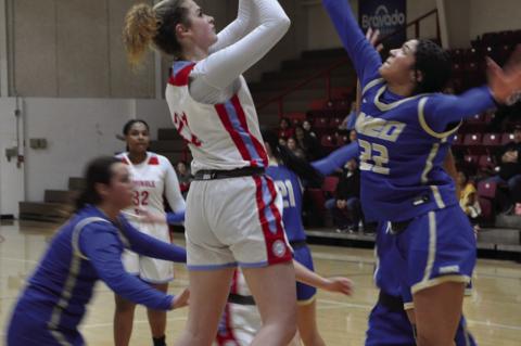 Mahomes Takes on Jackson, the Mahomes vs. Tom Brady Race is Also at Stake