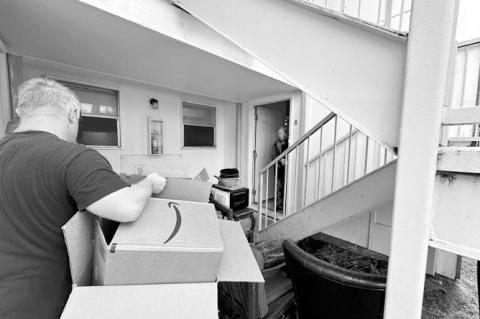 After being evicted, two renters pack up their apartment. (Heather Warlick/Oklahoma Watch)