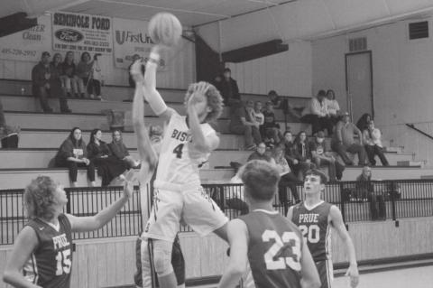 Bowlegs Invite Prue Rockets for Homecoming